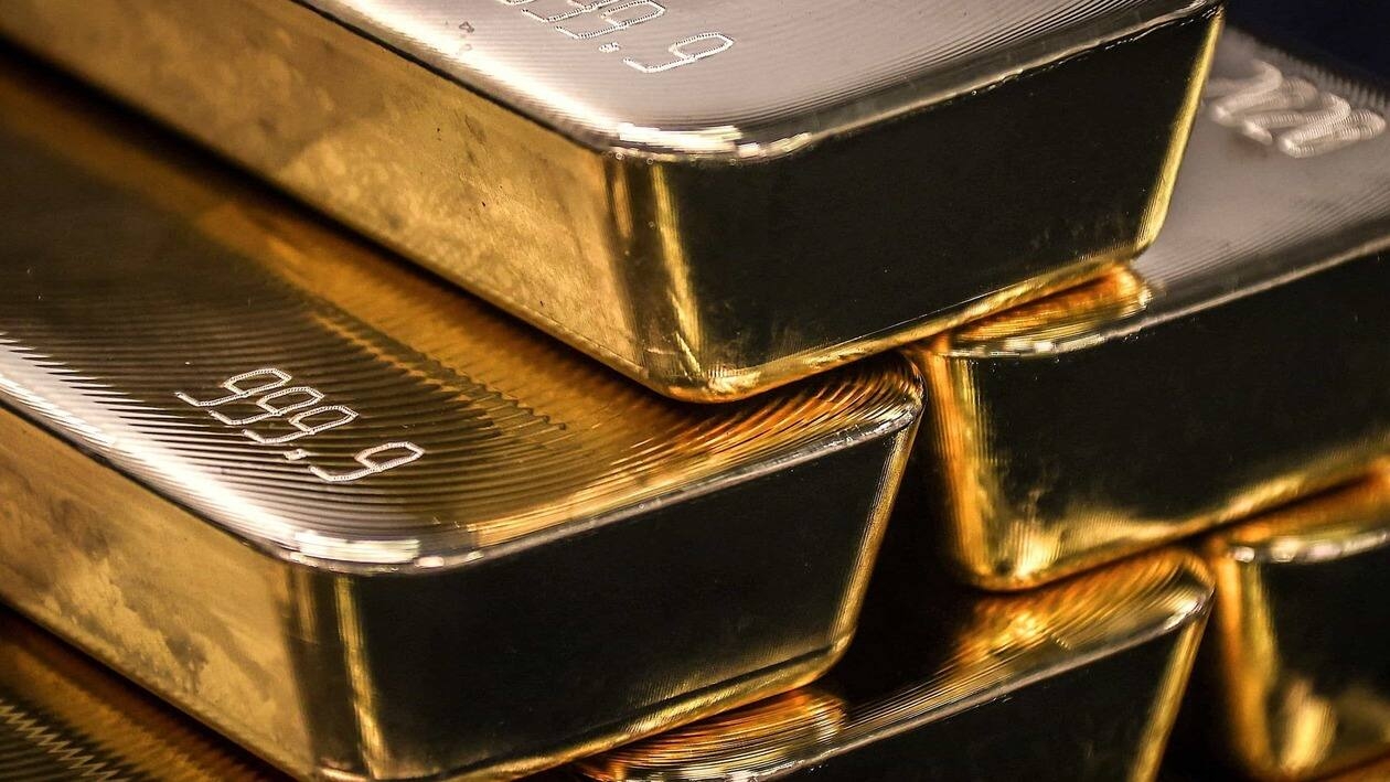 Gold prices have risen 2.5% so far this week, as the rival safe-haven dollar headed for a weekly loss of about 1%. 