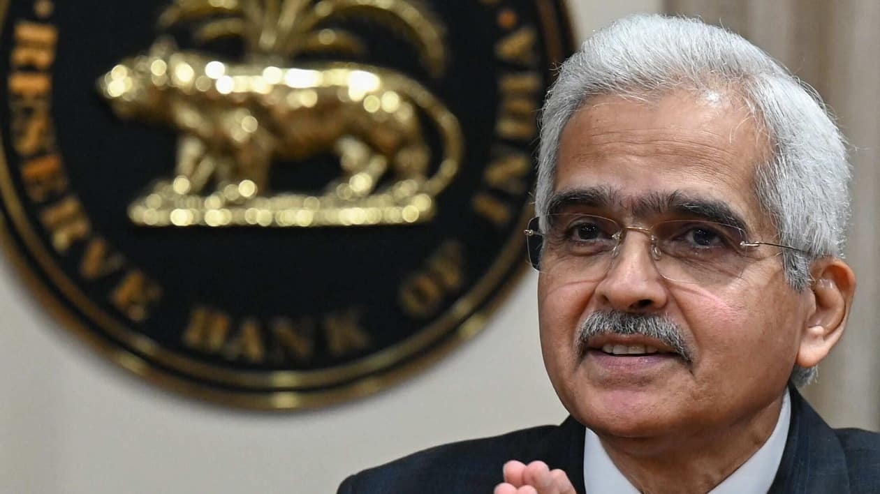 Reserve Bank of India (RBI) Governor Shaktikanta Das gestures as he arrives for a press conference at the RBI head office in Mumbai on December 7, 2022. (Photo by Punit PARANJPE / AFP)