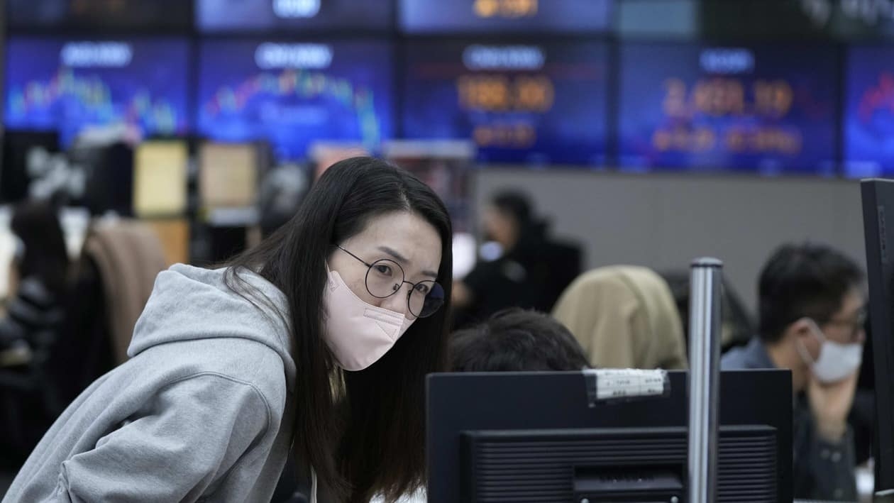 A currency trader watches monitors at the foreign exchange dealing room of the KEB Hana Bank headquarters in Seoul, South Korea, Friday, Nov. 18, 2022. Asian stocks were mixed Friday after Wall Street declined following indications the Federal Reserve might raise interest rates higher than expected to cool inflation. (AP Photo/Ahn Young-joon)