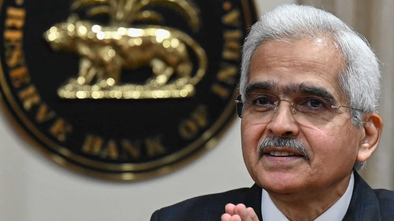 Reserve Bank of India (RBI) Governor Shaktikanta Das gestures as he arrives for a press conference at the RBI head office in Mumbai on December 7, 2022. (Photo by Punit PARANJPE / AFP)