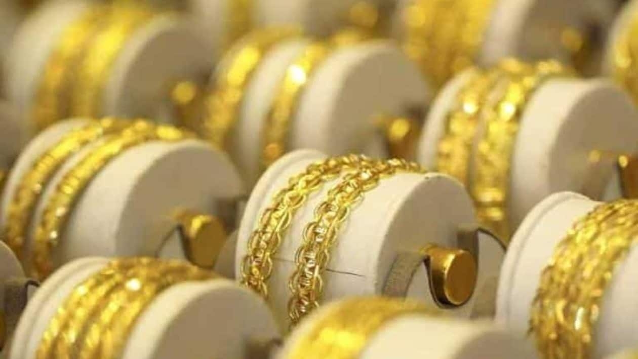 Gold prices rose by  <span class='webrupee'>₹</span>318 to  <span class='webrupee'>₹</span>54,913 per 10 grams in the national capital.