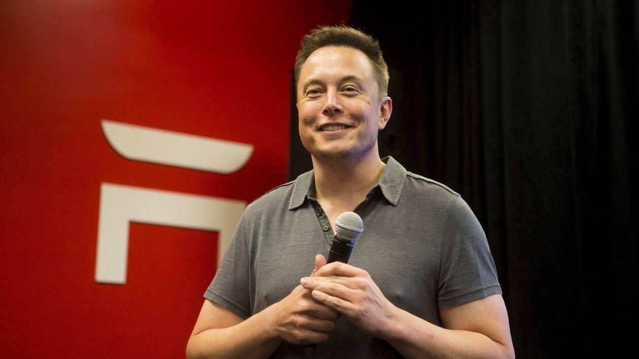 FILE PHOTO: Tesla CEO Elon Musk speaks about new Autopilot features during a Tesla event in Palo Alto, California October 14, 2015. REUTERS/Beck Diefenbach/File Photo