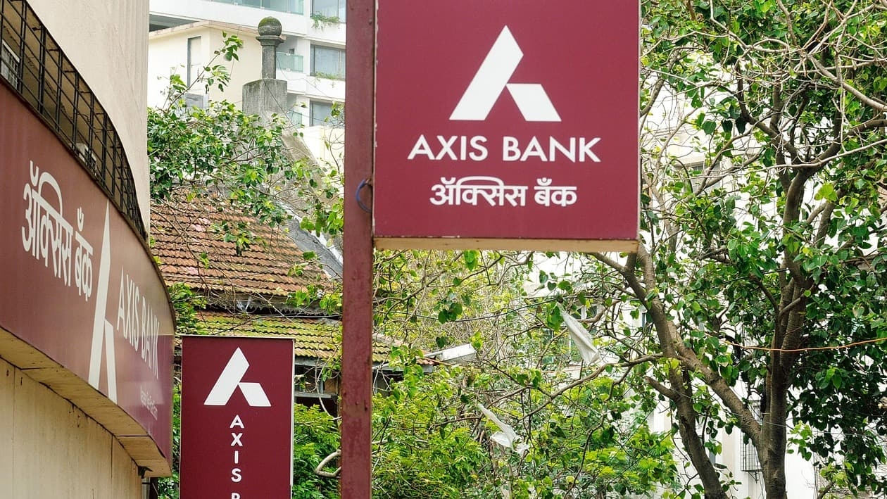 Axis Bank reported a net profit of  <span class='webrupee'>₹</span>3,133.3 crore in the three months ended September because of lower provisions.mint