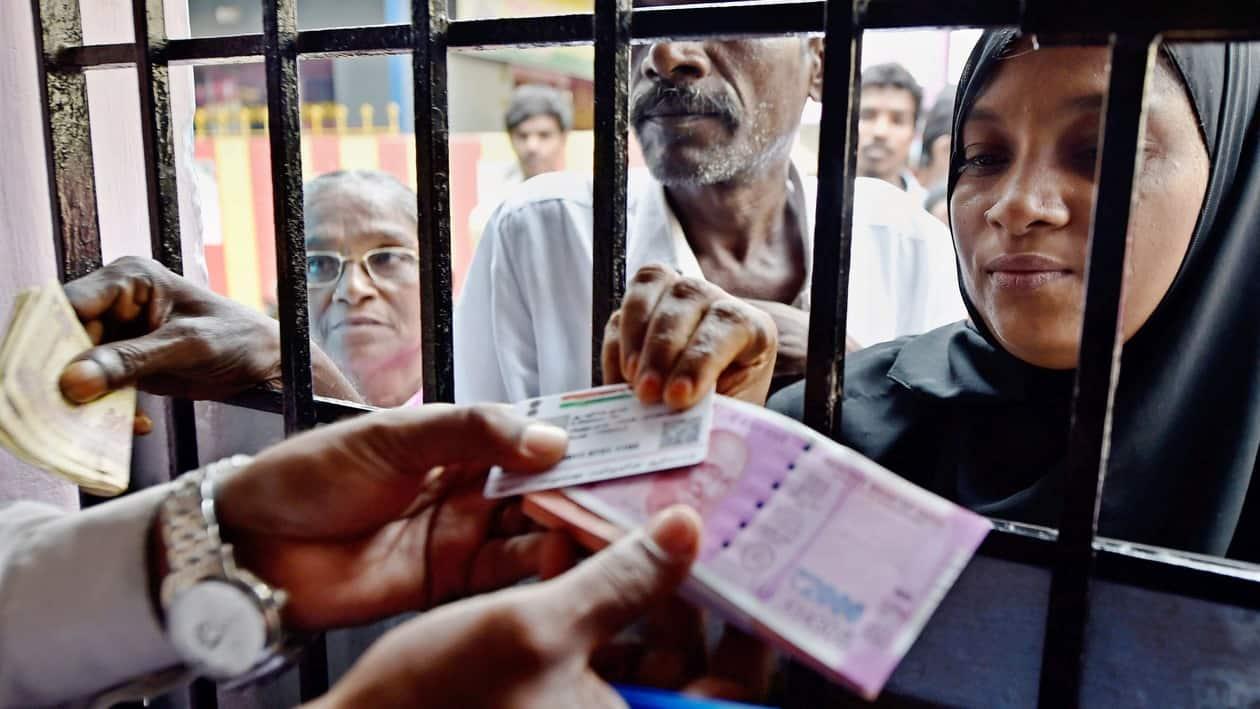 Chennai: In this Saturday, Nov. 12, 2016 file photo, people exchange their old 500 and 1000 rupee notes at special camp organised by a public sector bank in Chennai. The Supreme Court on Monday, Jan. 2, 2023 upheld the Union Government's 2016 decision to demonetise currency notes of  <span class='webrupee'>₹</span>1,000 and  <span class='webrupee'>₹</span>500. (PTI Photo)(PTI01_02_2023_000094A)