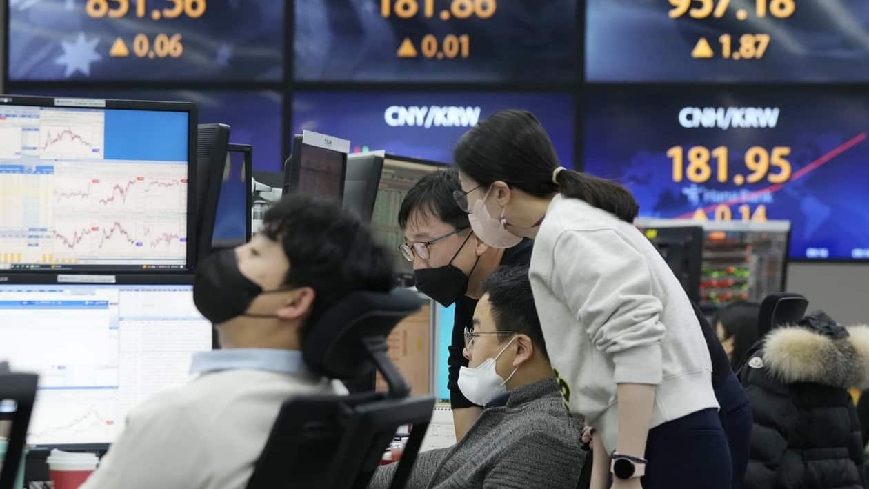 Currency traders watch monitors at the foreign exchange dealing room of the KEB Hana Bank headquarters in Seoul, South Korea, Friday, Jan. 20, 2023. Asian stock markets rose Friday after Wall Street losses deepened as worries grow that the U.S. economy is headed for recession. (AP Photo/Ahn Young-joon)