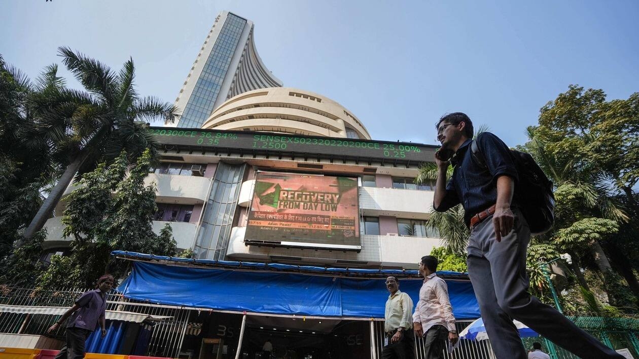 Mumbai: People walk past the Bombay Stock Exchange building in Mumbai, Wednesday, Feb. 1, 2023. With Budget announcements the 30-share BSE benchmark Sensex rose 1,000 points to touch an intra-day high of 60,1618 points but later pared down to 59,257, after dropping 450 points. (PTI Photo/Shashank Parade) (PTI02_01_2023_000224B)