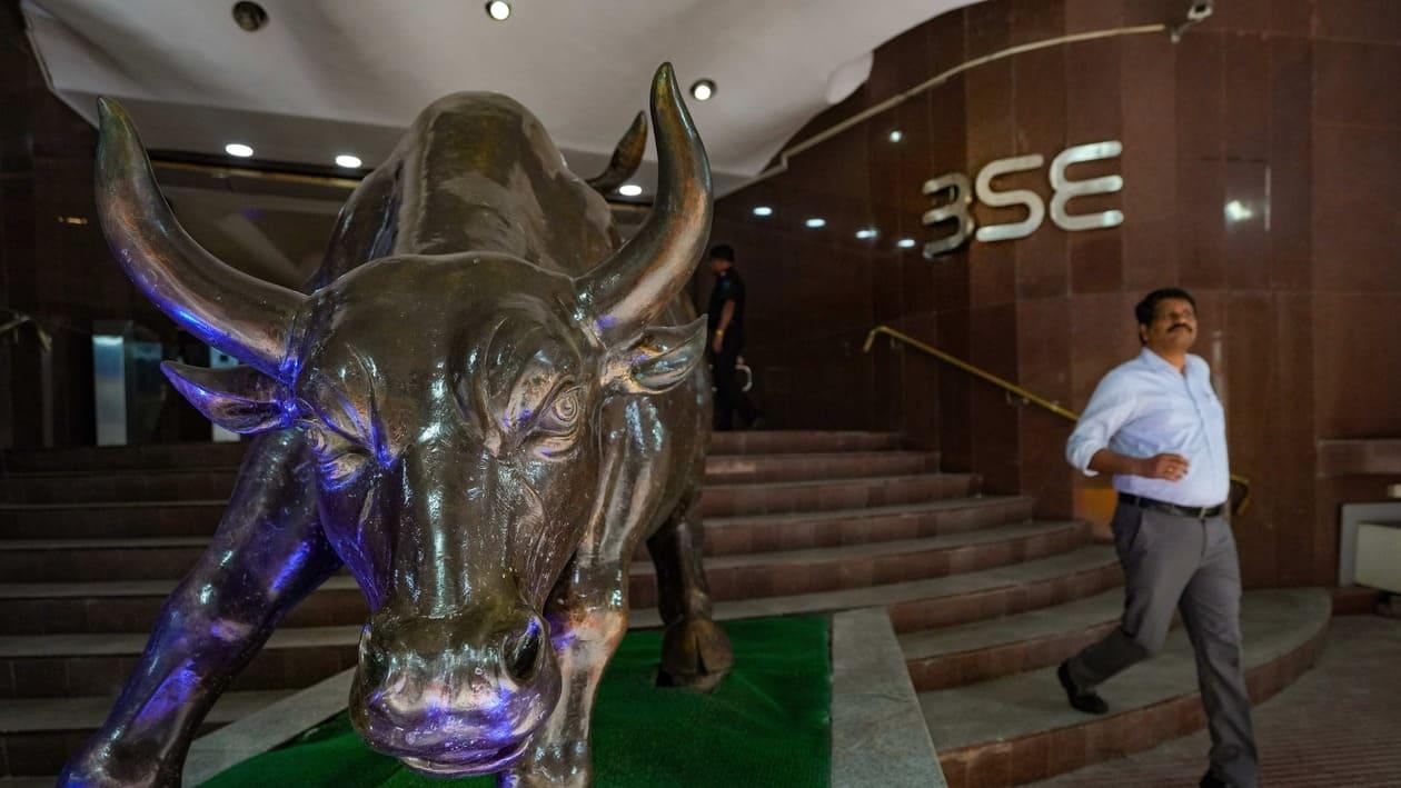 Mumbai: A man walks past the BSE bull on the day of tabling of Union Budget 2023-24, at Bombay Stock Exchange in Mumbai, Wednesday, Feb. 1, 2023. With Budget announcements the 30-share BSE benchmark Sensex rose 1,000 points to touch an intra-day high of 60,1618 points but later pared down to 59,257, after dropping 450 points. (PTI Photo/Shashank Parade) (PTI02_01_2023_000222B)