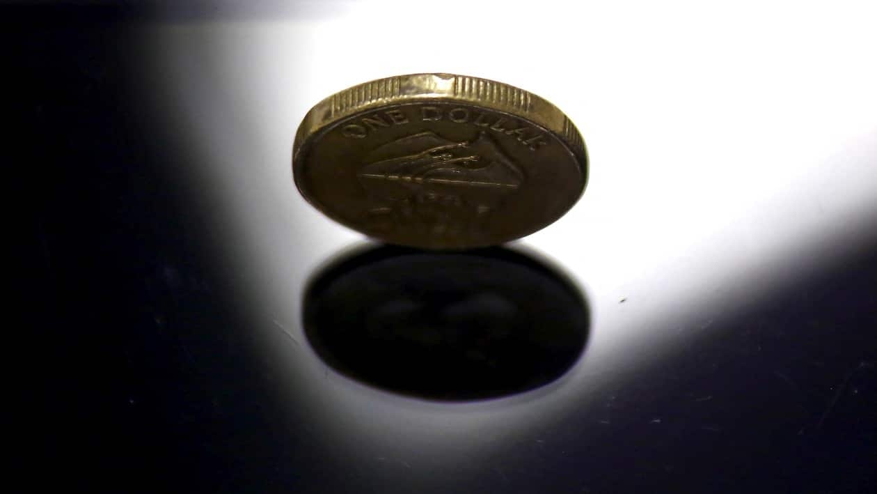 FILE PHOTO: A one Australian dollar coin is seen in this picture illustration taken in Sydney, Australia, July 29, 2015. The Australian dollar was on a firmer footing on Wednesday as a relief rally in commodities and stocks underpinned sentiment. The Australian dollar rose to $0.7340, having bounced more than a cent since touching a six-year trough on Tuesday. The recovery was due to a combination of short-covering, a bounce in equities in Asia and a slight improvement in iron ore prices.   REUTERS/David Gray/File Photo