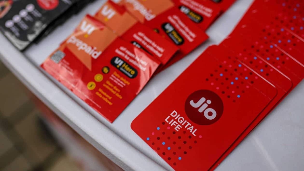 Mobile sim card packets for Vodafone Idea Ltd., Bharti Airtel Ltd. and Jio Platforms Ltd., on display outside a mobile phone service store in Mumbai, India, on Wednesday, Aug. 3, 2022. The South Asian nation sold spectrum, including 5G airwaves, worth 1.5 trillion rupees ($19 billion) across multiple bands, India�s telecom minister�Ashwini Vaishnaw�told reporters in New Delhi on Monday, confirming the government�s forecast of a�record�collection. Photographer: Dhiraj Singh/Bloomberg