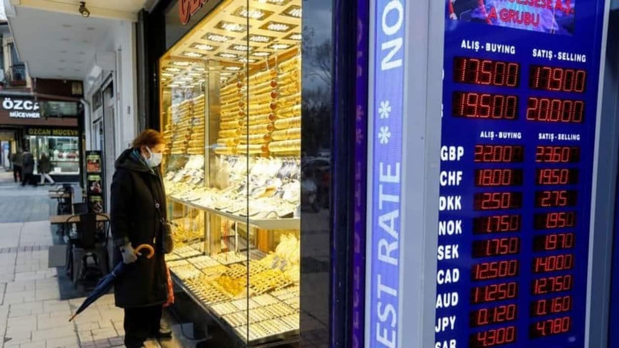 FILE PHOTO: A woman looks at gold jewelleries as she stands outside a jewellery shop in Istanbul, Turkey December 20, 2021. REUTERS/Dilara Senkaya