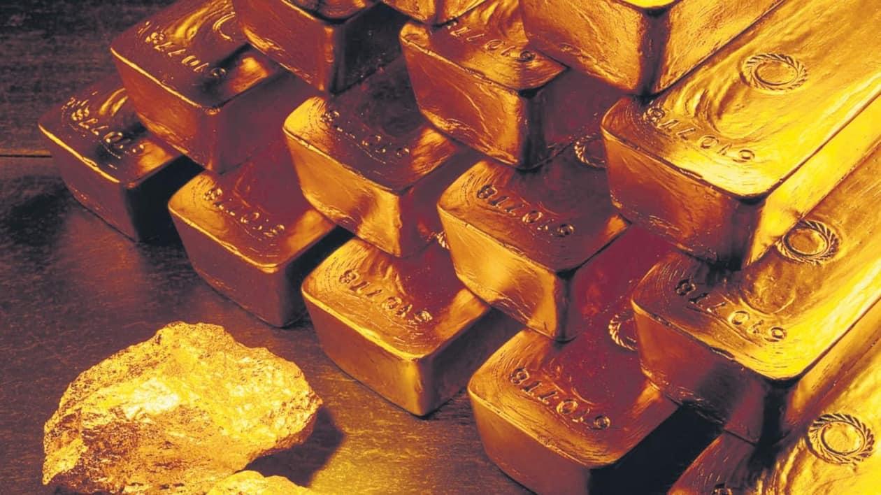 In the previous trade, the precious metal had settled at  <span class='webrupee'>₹</span>60,980 per 10 grams.