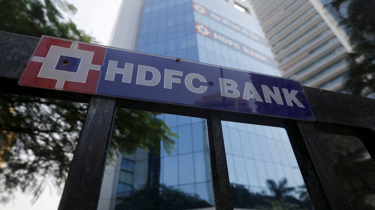 HDFC Bank's revenue stood at  <span class='webrupee'>₹</span>32,083.0 crore for the fourth quarter, rising by 21 percent YoY.