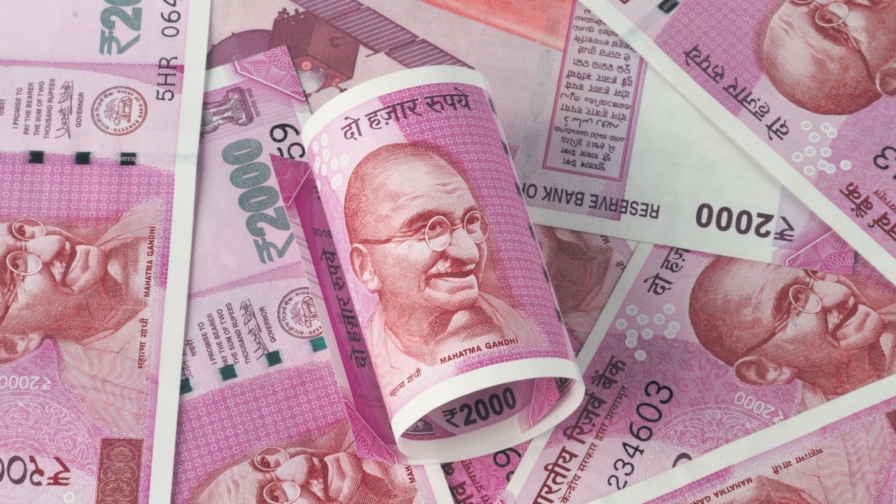 The RBI notification categorically states that  <span class='webrupee'>₹</span>2,000 notes will continue as legal tender.