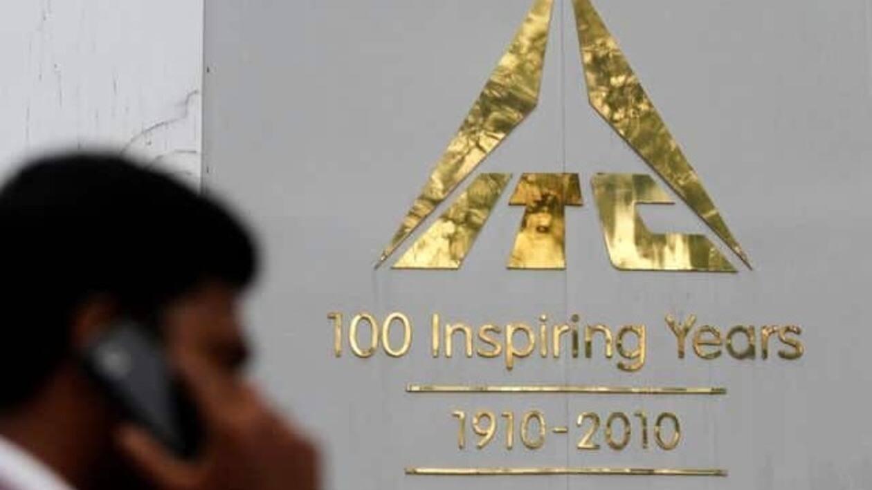 The valuation of ITC fell by  <span class='webrupee'>₹</span>26,192.05 crore to  <span class='webrupee'>₹</span>5,83,732.19 crore.