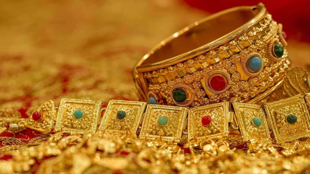 Loans against gold jewellery touch the  <span class='webrupee'>₹</span>1 lakh crore mark.