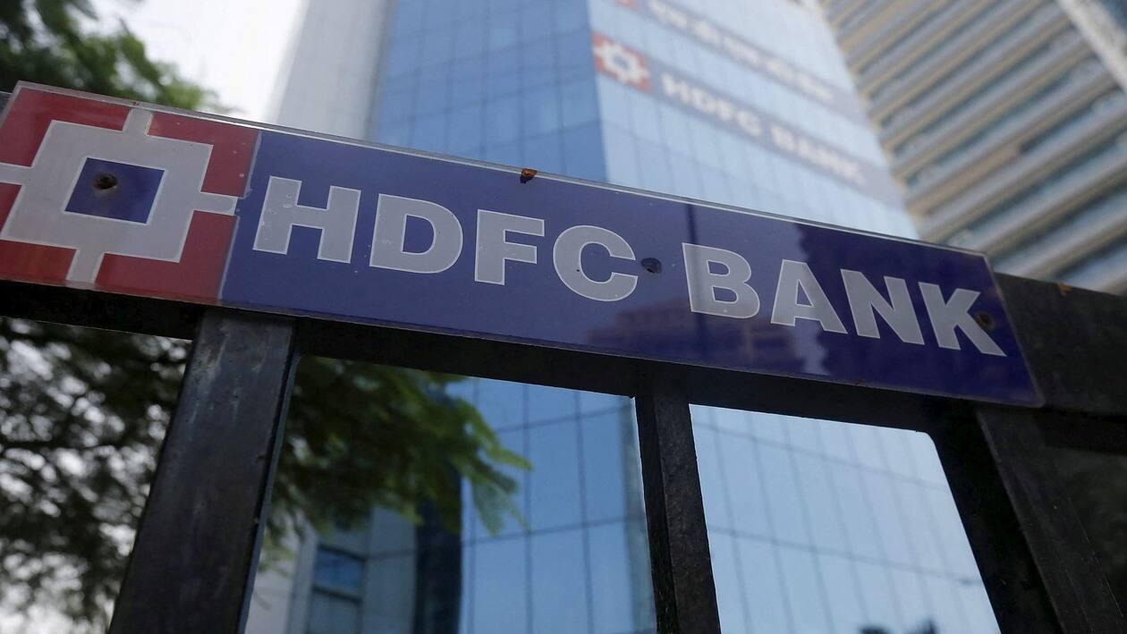 The valuation of HDFC Bank declined by  <span class='webrupee'>₹</span>25,011 crore to  <span class='webrupee'>₹</span>12,22,392.26 crore.