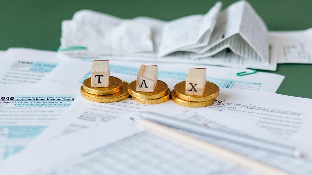 Discrepancies in tax filings land salaried and HNI taxpayers in Income Tax net.